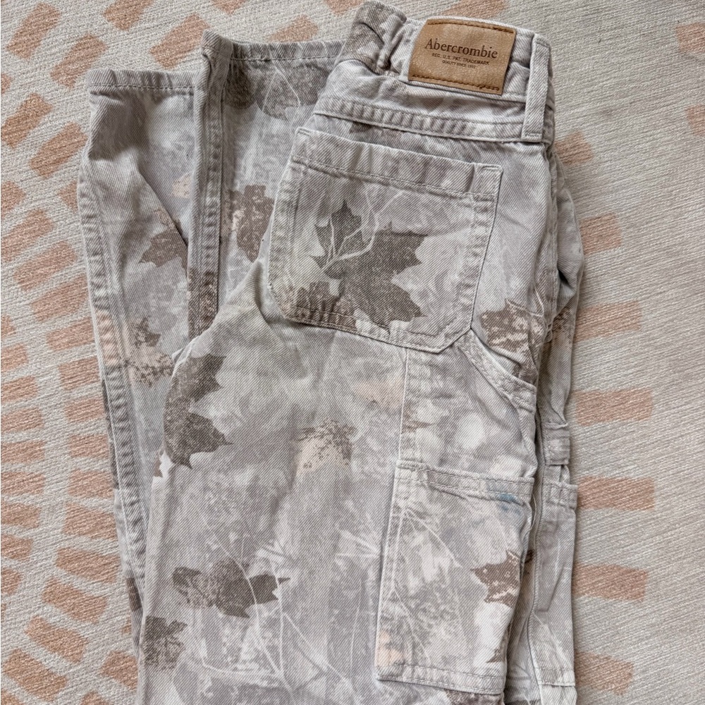 abercrombie kids Neutral Rise Baggy Pants with Leaf Detail. Size 9-10 long